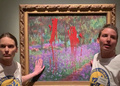 スウェーデンの首都ストックホルムの国立美術館で、クロード・モネの絵画「ジベルニーのモネの庭」に塗料を塗りつけた活動家。環境団体「Aterstall Vatmarker」が公開した動画より（2023年6月14日公開）。(c)AFP PHOTO / ATERSTALL VATMARKER 