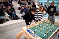 フランス南部のエクスマルセイユ大学で、男女混合テーブルサッカーを楽しむ学生たち（2019年11月14日撮影）。(c)GERARD JULIEN / AFP