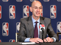 会見に臨む米プロバスケットボール協会（NBA）のアダム・シルバー（Adam Silver）副コミッショナー（2012年10月25日撮影）。(c)AFP/Getty Images/Alex Trautwig