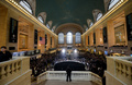 米ニューヨーク（New York）のグランド・セントラル駅（Grand Central Terminal）で1日、駅の開業100周年を祝うイベントが行われた。

100年の節目を祝い、駅舎内の店舗は商品を1913年当時の価格で販売。コーヒーは5セント（約4.6円）、靴磨きは10セント（約9.2円）で提供された。

1913年2月2日に開業した同駅は、70年代には解体の危機にも直面したが、現在は1日当たり約75万人が利用する国内最大規模の交通ハブになっている。ボザール建築の外観を誇る駅舎は、市内ではタイムズスクエア（Times Square）に次ぐ人気観光名所だ（2013年2月1日撮影）。(c)AFP/Emmanuel Dunand