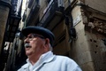 スペイン・バルセロナの旧市街、ゴシック地区で、インタビューに応じる地元住民のマヌエル・モウレロさん（2017年2月17日撮影）。(c)AFP/PAU BARRENA