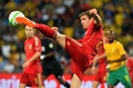 サッカー国際親善試合、南アフリカ対スペイン。ボールを蹴るスペインのナチョ・モンレアル（Nacho Monreal Eraso、2013年11月19日撮影）。(c)AFP/ALEXANDER JOE