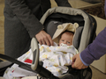 アルゼンチン・ブエノスアイレス（Buenos Aires）で7月31日、同性カップルが代理母出産でもうけた男の子の出生届が同国で初めて受理され、法的に2人の父親を持つ赤ちゃん第1号が誕生した。トビアス（Tobias Grinblat Dermgerd）ちゃんは、父親のアレハンドロ（Alejandro Grinblat）さんとグスタボ（Gustavo Dermgerd）さんの片方を生物学的な父親として持ち、インド・ニューデリー（New Delhi）のインド人代理母のお腹の中から7月29日に生まれた。

写真はベビーカーに乗ったトビアスちゃん（2012年7月31日撮影）。(c)AFP/JUAN MABROMATA