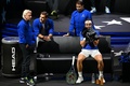 男子テニスの欧州チームとワールドチームの対抗戦、レーバー・カップ初日。試合に臨むキャスパー・ルード（右手前）を囲む（左から）欧州チームのビョルン・ボルグ監督、ロジャー・フェデラー、ラファエル・ナダル（2022年9月23日撮影）。(c)Glyn KIRK / AFP