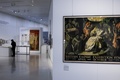 英ウェンブリーで1926年に開催された史上最大の植民地に関する展覧会のポスター（右）。ベルギー・テルビュレンのアフリカ博物館で開かれている「人間動物園」に関する企画展にて（2021年11月25日撮影）。(c)Kenzo TRIBOUILLARD / AFP