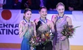 23-24フィギュアスケートグランプリ（GP）シリーズ第5戦、エスポー・グランプリ、女子シングル・フリースケーティング（FS）。表彰式に臨む（左から）住吉りをん、坂本花織、アンバー・グレン（2023年11月18日撮影）。(c)Heikki Saukkomaa / Lehtikuva / AFP