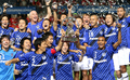 サッカーAFCチャンピオンズリーグ2008を制しトロフィーを掲げるガンバ大阪の選手たち（2008年11月12日撮影）。(c)AFP/William WEST