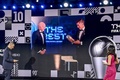 FIFAの年間表彰式。男子年間最優秀選手賞に選出され、国際サッカー連盟のジャンニ・インファンティーノ会長（画面左）からトロフィーを受け取るバイエルン・ミュンヘンのロベルト・レワンドフスキ（画面右、2020年12月17日撮影）。(c)VALERIANO DI DOMENICO / POOL / AFP