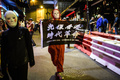 香港で「光復香港、時代革命」の旗を手にする男性（2019年10月31日撮影）。(c)ANTHONY WALLACE / AFP