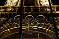 フランス・パリのエッフェル塔から取り外される五輪シンボル（2024年9月27日撮影）。(c)GEOFFROY VAN DER HASSELT / AFP