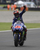 世界ロードレース選手権第2戦アルゼンチンGP、MotoGPクラス決勝を制して喜ぶモビスター・ヤマハのマーベリック・ビニャーレス（2017年4月9日撮影）。(c)AFP/JUAN MABROMATA