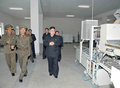 新設されたキノコ工場を視察する金正恩（キム・ジョンウン、Kim Jong-Un）第1書記（中央）。朝鮮中央通信（Korean Central News Agency、KCNA）配信（撮影日不明、2013年6月6日配信）。(c)AFP/KCNA via KNS