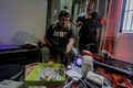 フィリピンの首都マニラ（Manila）近郊にあるビリビッド（Bilibid）刑務所で行われた捜索の様子（2014年12月16日撮影）。(c)AFP