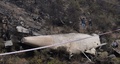 パキスタン北部カイパル・パクトゥンクワ州で、墜落したパキスタン航空機の残骸を調べる捜査官ら（2016年12月8日撮影）。(c)AFP/AAMIR QURESHI