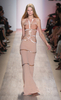 ニューヨーク市内で発表されたエルベ・レジェ バイ マックスアズリア（Herve Leger By Max Azria）の09年春夏コレクション（2008年9月7日撮影）。(c)AFP/Getty Images/Scott Gries