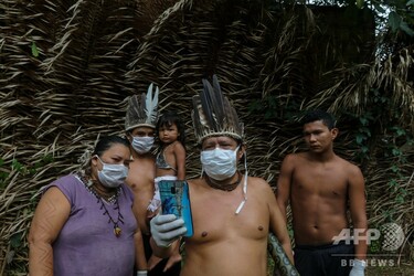 今日の1枚】頼みの綱はスマホ、助言求めるアマゾン先住民 写真4枚 国際