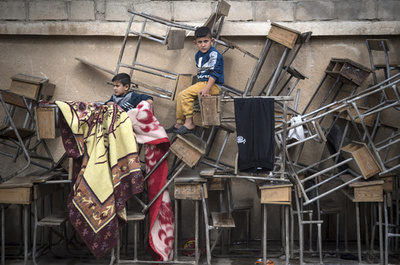 【今日の1枚】机で勉強できたなら…シリアの避難所