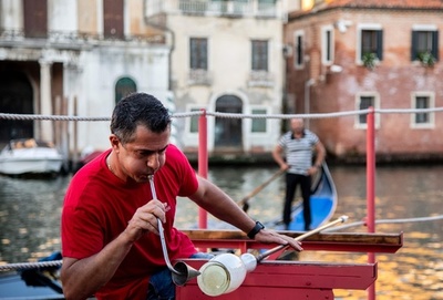 伝統の「ムラーノガラス」 大運河のボートで職人技披露 ベネチア 