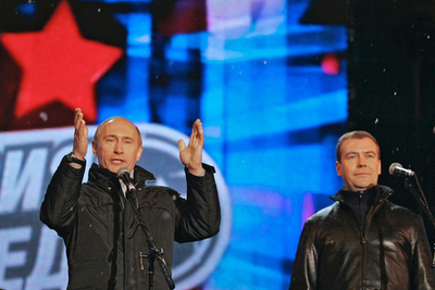 プーチン露首相、ABBAファンだった？ コピーバンドのライブで踊る