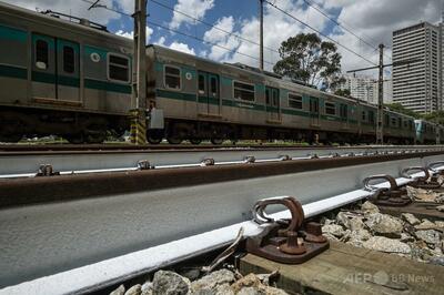 線路に白ペンキ塗り猛暑対策 ブラジル