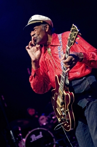 ロックの大御所チャック・ベリー、演奏中に倒れる 米国