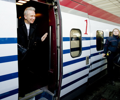 ゴルチエ回顧展記念、ストライプ模様の列車が登場