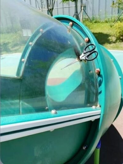 滑り台を「凶器」に変えた韓国の高校生…面白半分？何が楽しいのか！