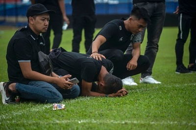 インドネシアのサッカー場事故、死者に子ども32人 警察署長を解任