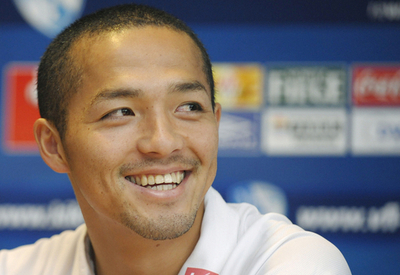 ボーフム移籍の小野が現地で入団会見