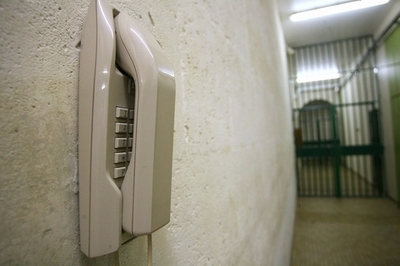 「女性の声が聞きたくて」フリーダイヤル500回、男を逮捕