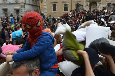 スパイダーマンも参戦？ローマで「枕叩き」イベント開催