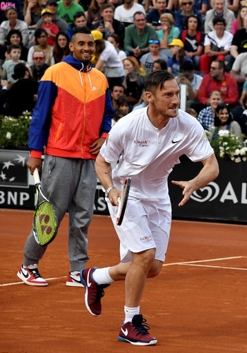 ローマのスター選手、トッティがテニスコートに登場！