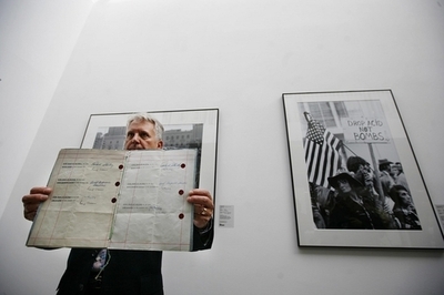 ジミヘンが燃やしたギターなど、ロック史変えたレア・アイテムが競売へ