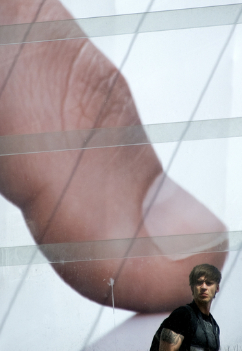 巨人の親指に押しつぶされそう！？独ベルリンの看板