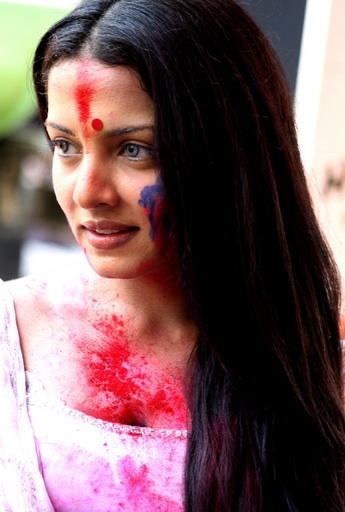 インドで春を告げる「ホーリー」、女優らカラフルに変身