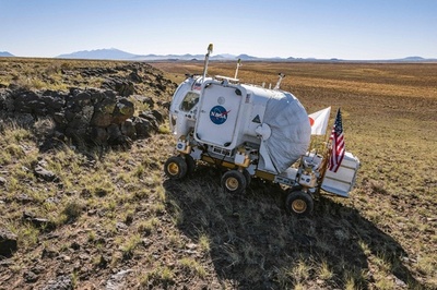NASA「有人月面探査車」 アリゾナ砂漠で試験運転