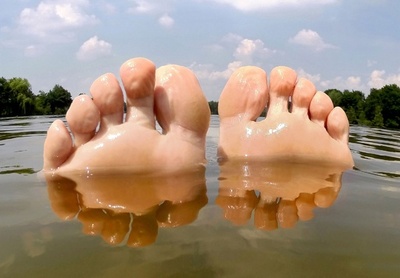 湖面からひょっこりのぞく巨大な足？ ドイツ