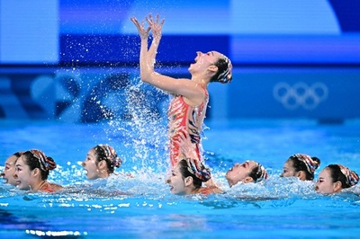 水中の華麗な演技 パリ五輪、アーティスティックスイミング