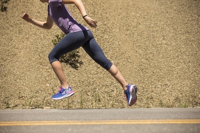 最上級のクッション機能を搭載、「ホカ オネオネ」ロード用ランニングシューズ