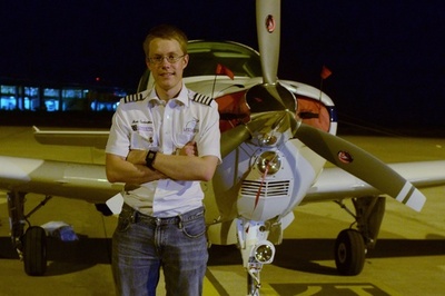 世界一周単独飛行、最年少記録に挑戦中 米学生インドに到着