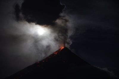 皆既月食と火山噴火の共演、フィリピン・マヨン山