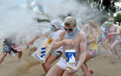 真っ白になった若者たち、小麦粉でストレス発散？ウクライナ