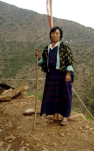 65歳女性、投票のためはるばる600キロを踏破　ブータン