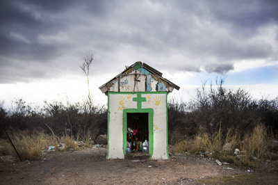 一軒家に閉じ込めて放置、不法移民133人を救出 メキシコ