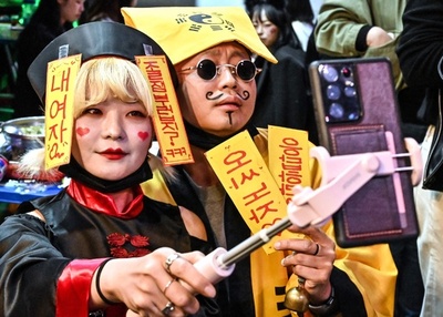 ハロウィーン直前、ソウルの繁華街で仮装する人々