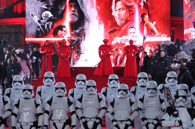 スター・ウォーズ最新作「最後のジェダイ」、週末興収は史上2位