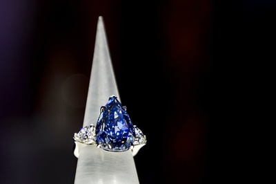 世界最大のブルーダイヤ、24億円で落札