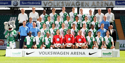 VfLボルフスブルク 本拠地でチームの写真撮影を行う