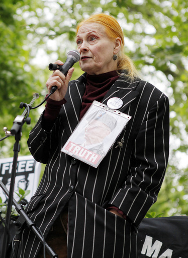 「ヴィヴィアン・ウエストウッド」がオンラインショッピングサイトとコラボレーション、限定カプセルコレクション発売