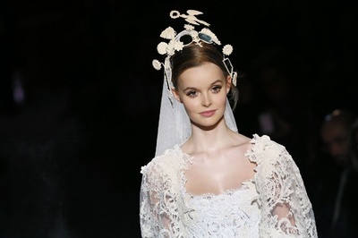 もやの中で見せるオーガンザの軽やかなドレス、「フランク・ソルビエ」15年春夏オートクチュール